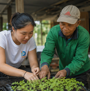 Une personne de l IFAID jardin avec un local