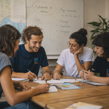 Personnes de l'IFAID travaillant autour d'une table